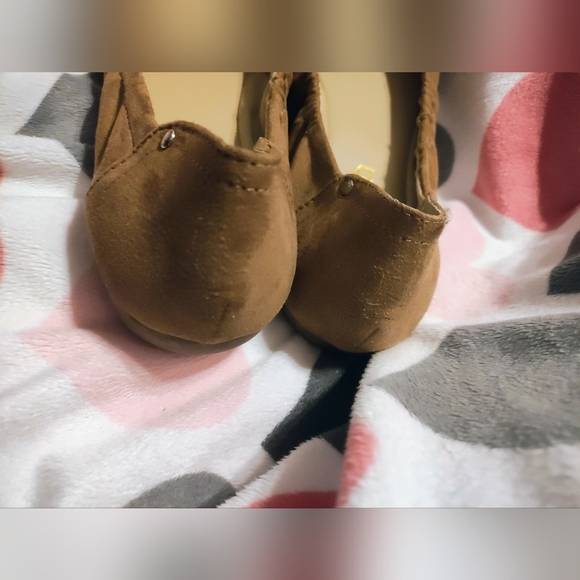 UNISA Women's tan Suede Elastic Slip On Buckle Detail Ballet Flats sz8.5 - Picture 7 of 9